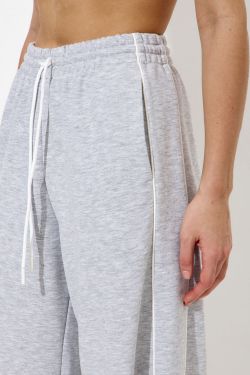 Широкие джоггеры без начеса с кантом цвета серый меланж
