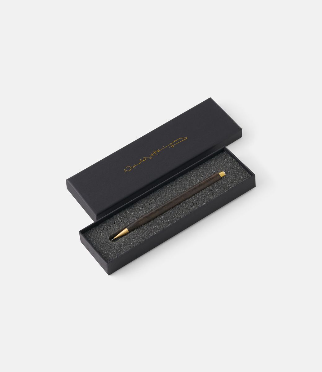 Nicholas Hemingway 5100 Year Old Bog Oak Pencil — карандаш из мореного дуба