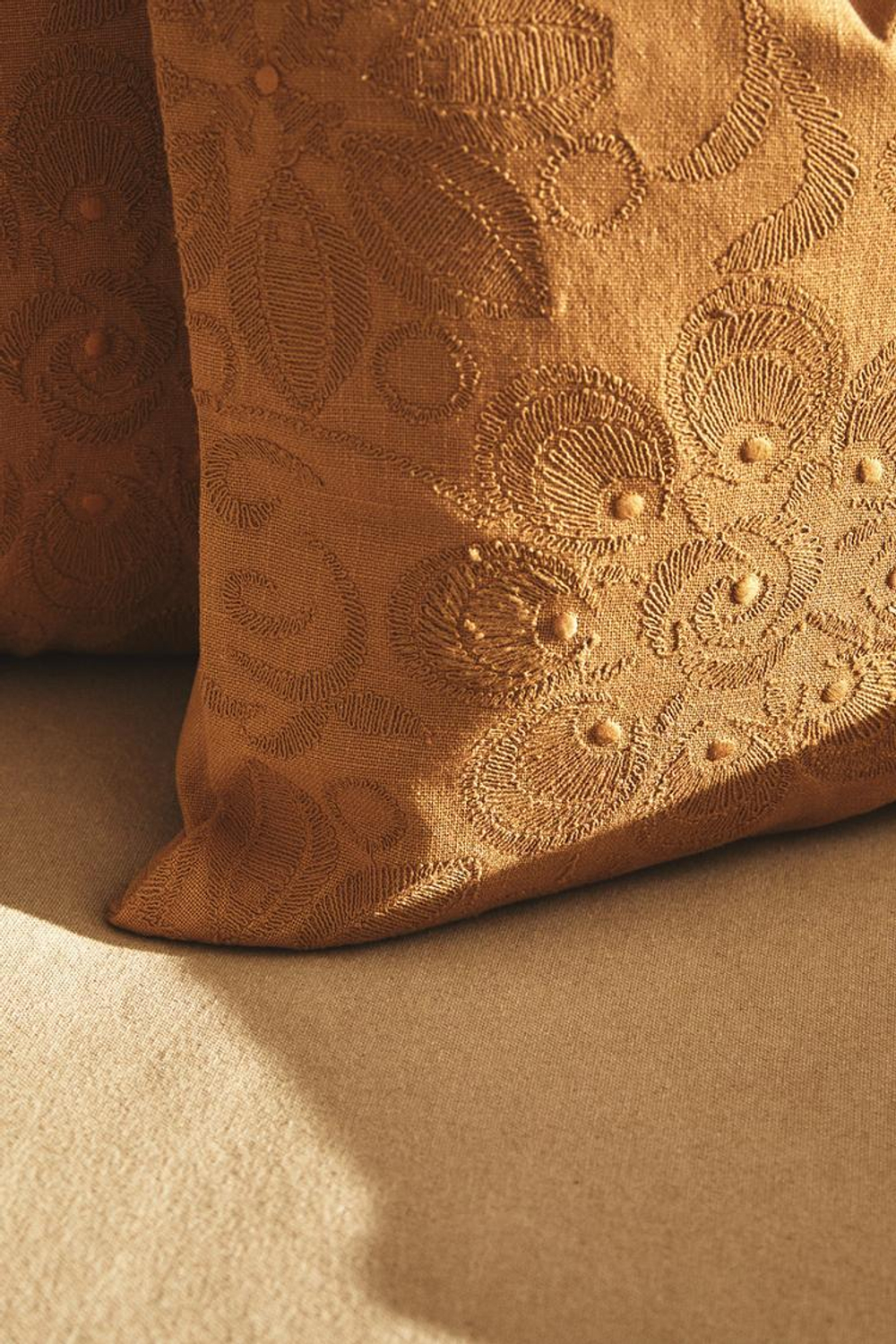 ZARA HOME ХЛОПКОВЫЙ ЧЕХОЛ ДЛЯ ДЕКОРАТИВНОЙ ПОДУШКИ С ЦВЕТОЧНОЙ ВЫШИВКОЙ, БЕЖЕВЫЙ