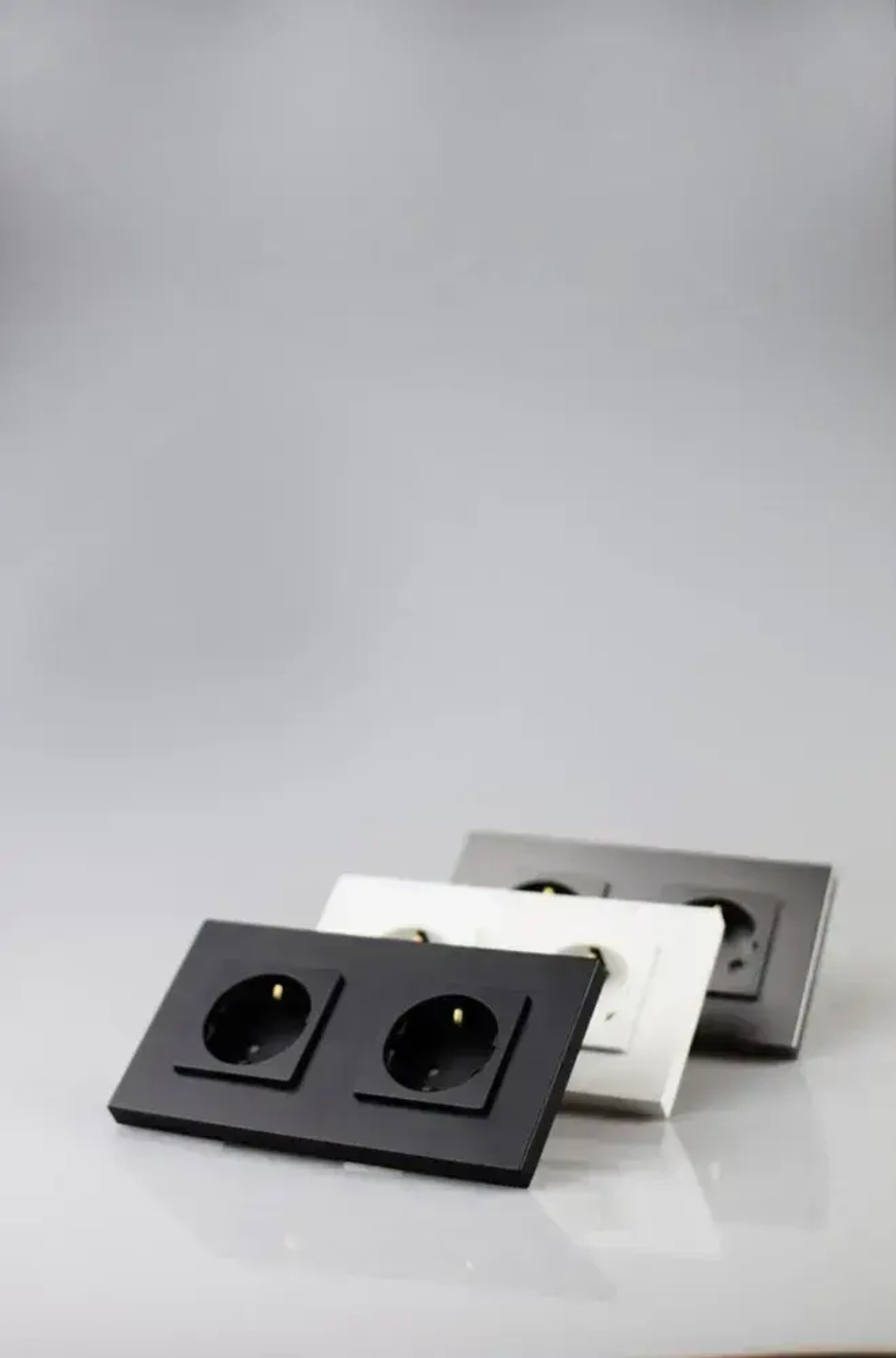 Розетка черная с заземлением, двойная розетка с защитными шторками
