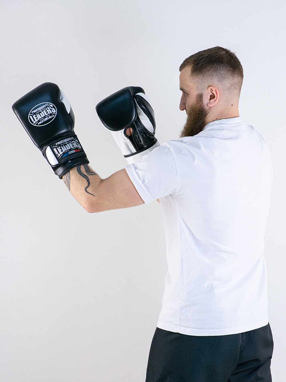 Перчатки боксерские LEADERS LS 2 BK/WH (черно-белые)