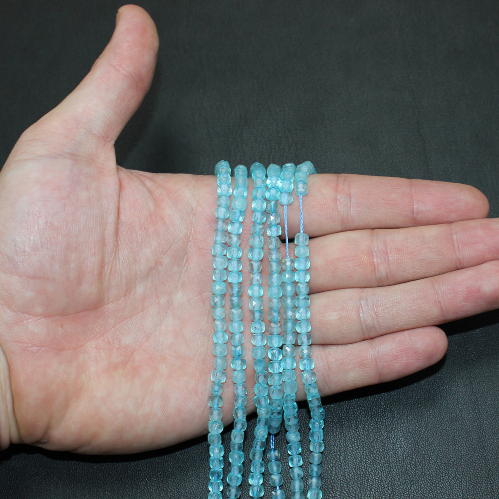 Топаз голубой куб юв.огранка бусины 4мм