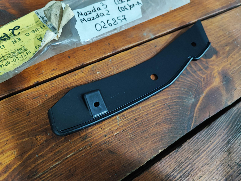 Пыльник кузова передний правый Mazda 2 (DE) 07-14 Новое Оригинал DF71504P1A