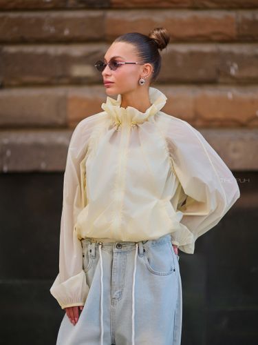 Светло-желтая ветровка с акцентным воротником