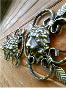 Декоративный кованый элемент из стали Лев 30х30 см. Ручная работа, патина золотая бронза