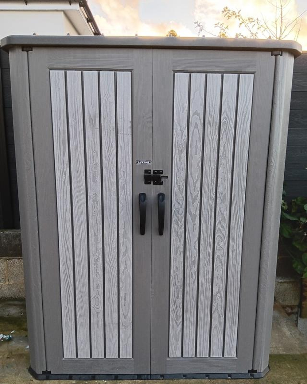 Большой уличный шкаф LifeTime Vertical Storage 2060 л