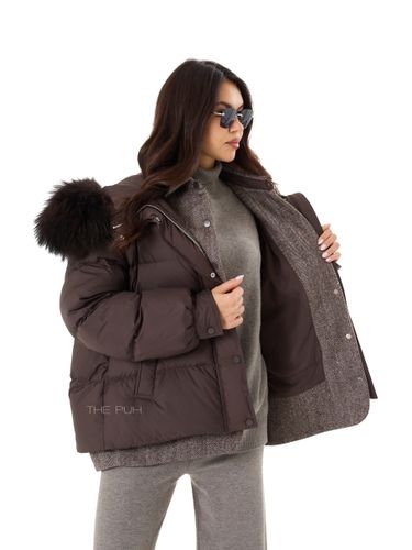 Шоколадный пуховик с комбинированной рубашкой и капюшоном