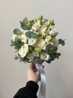 Свадебный букет из лизиантуса, диантусов и эвкалипта