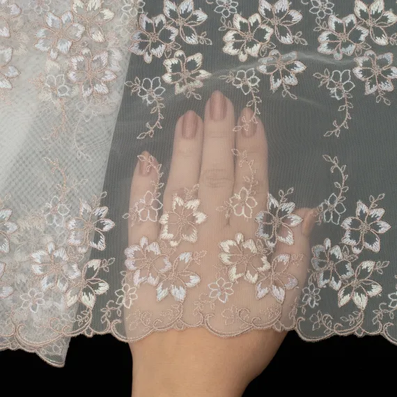 Вышивка на сетке молочная 21 см