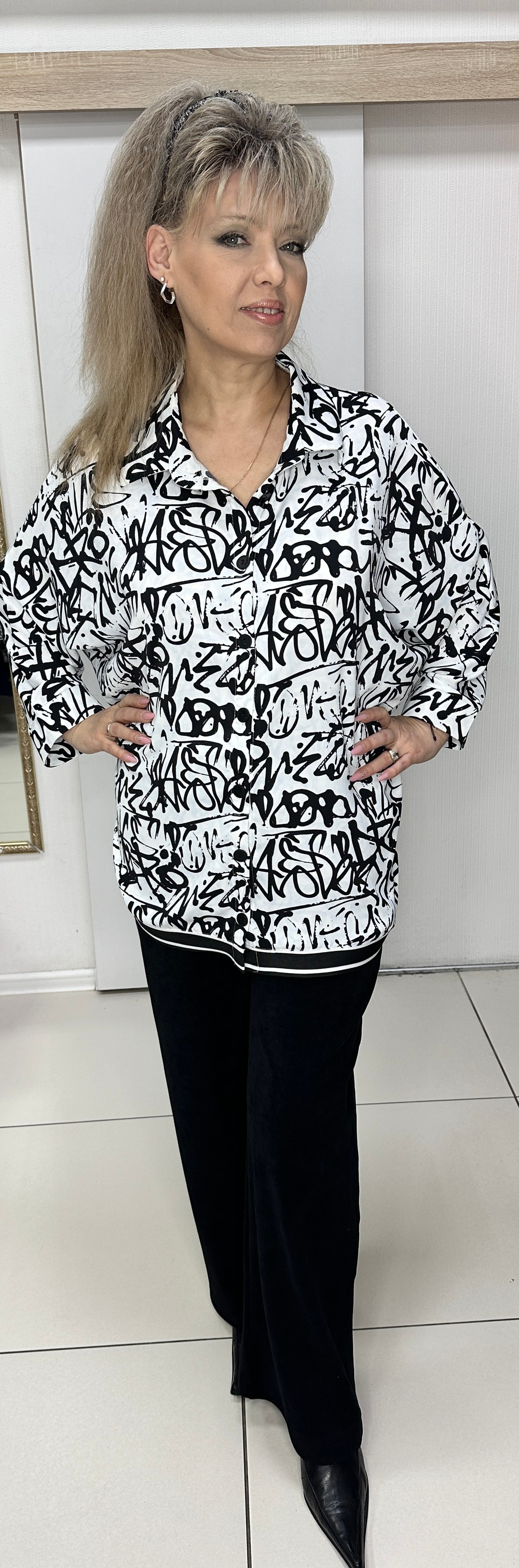 Бело-черная рубашка-туника с принтом граффити