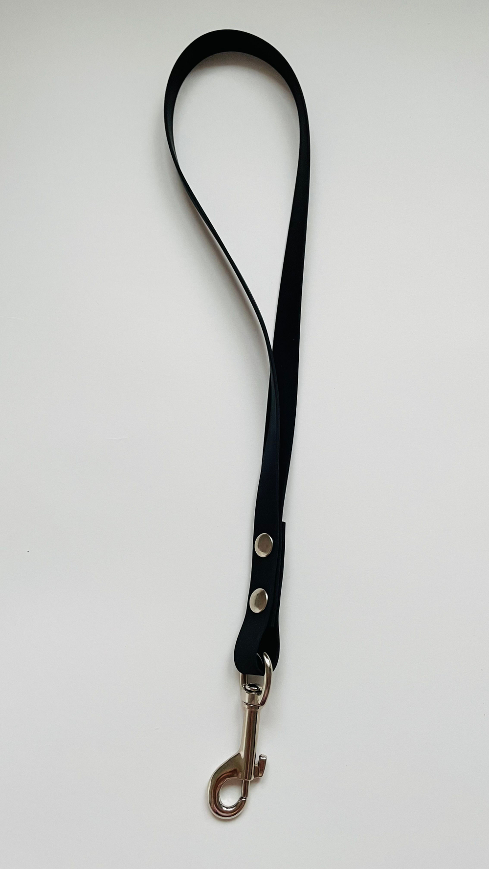 Водилка из биотана , 20 мм , 35 см. Карабин авиационный , черный.