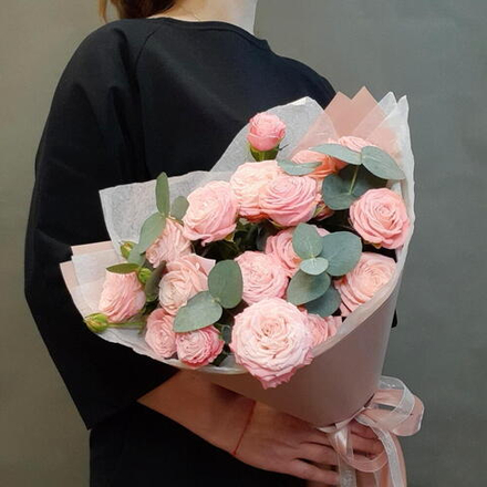 Букет из пионовидных кустовых роз