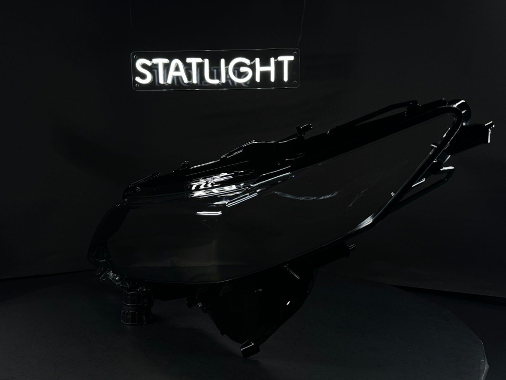 Левое стекло фары Toyota Camry XV70 2017-2020