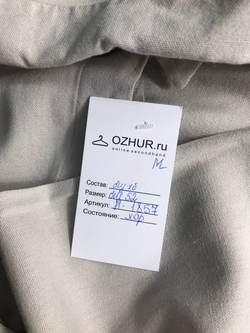 Рубашка светлого оттенка, визуально на 52 размер