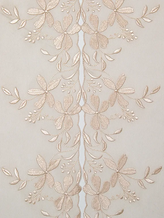 05-113 Вышивка на неэл. сетке 22 см, телесный 126 (левая)