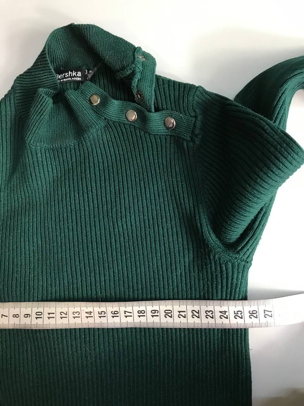 Платье Bershka лапша по фигуре в насыщенном изумрудном оттенке 42 размер