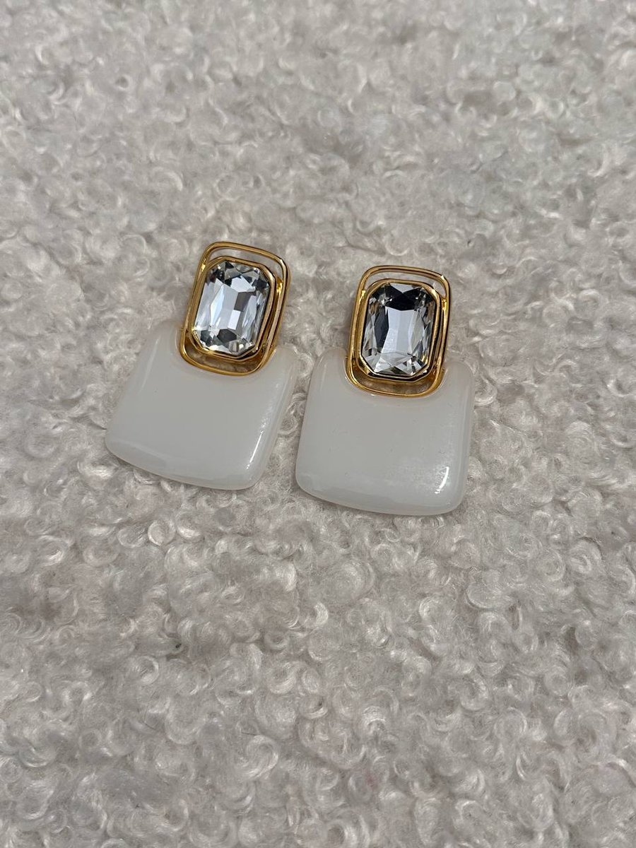 Серьги с камнем и молочным литьем