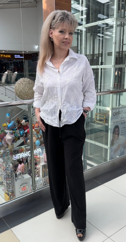 Белая рубашка- блузон с шитьем на пуговицах