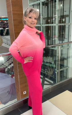 Тонкий свитер с переходом цвета в пудрово-розовом цвете