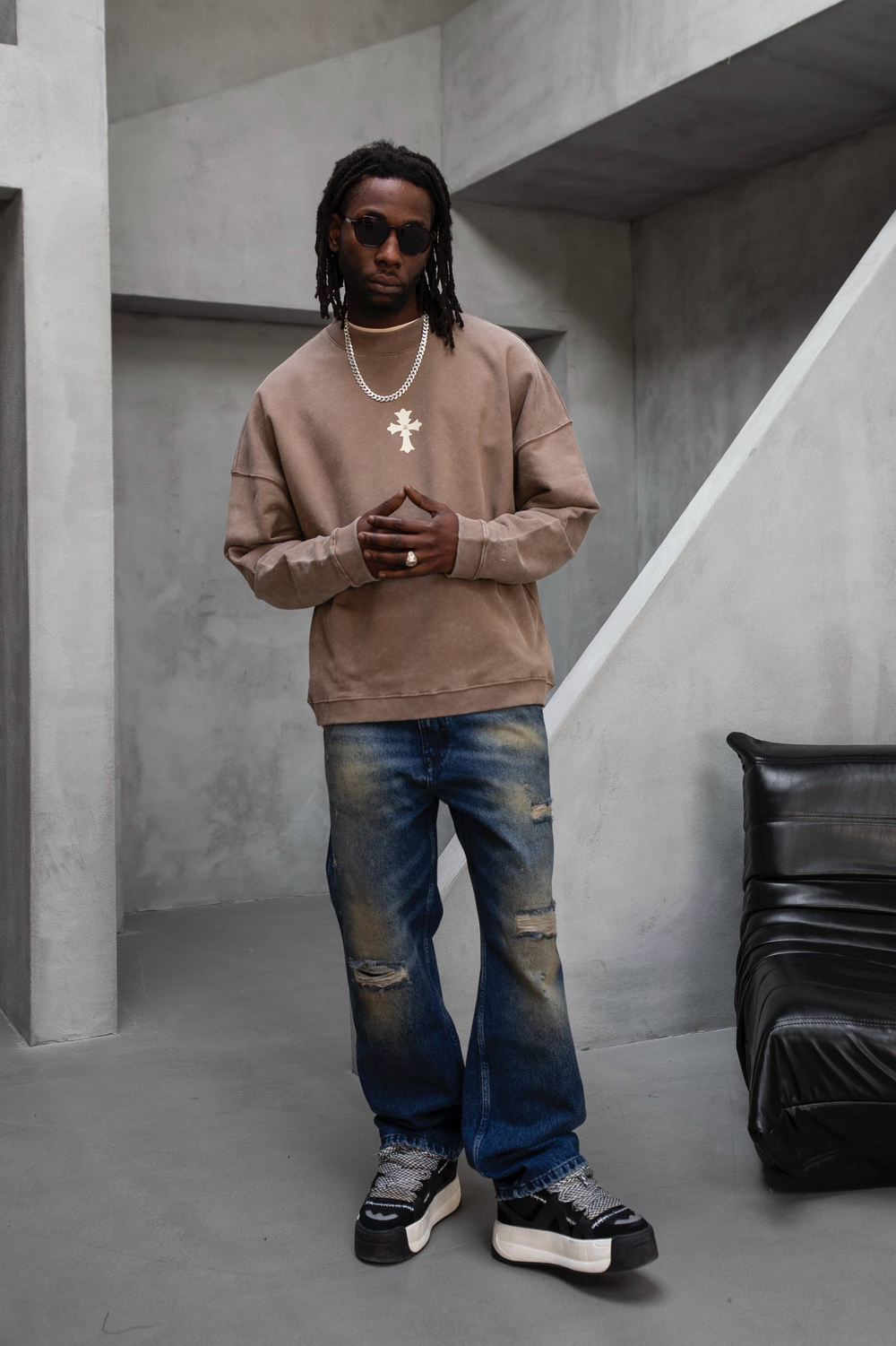 Свитшот оверсайз с нашивкой