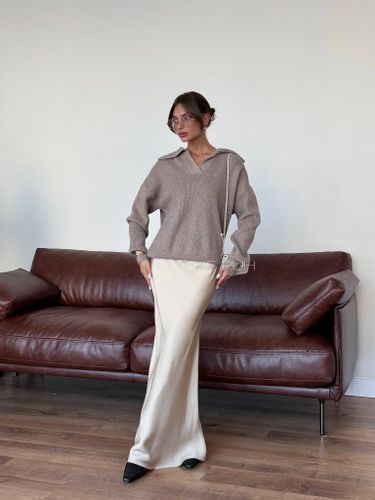 Шерстяной свитер с откидным воротником в цвете капучино