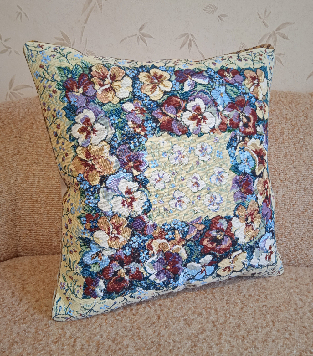 Декоративный гобеленовый чехол Анютины глазки 47х47