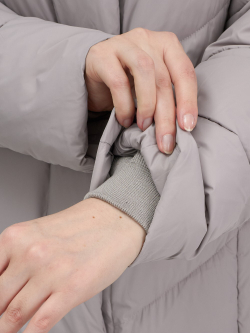 Пальто зимнее утепленное с капюшоном женское серого цвета 7628Sr