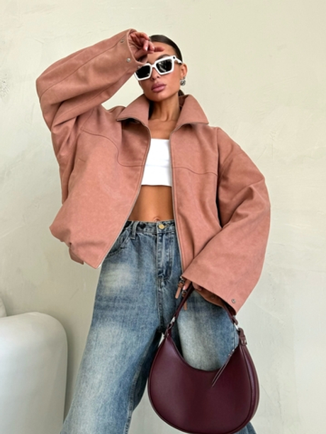 Объемная куртка пудрово-розового цвета из замши