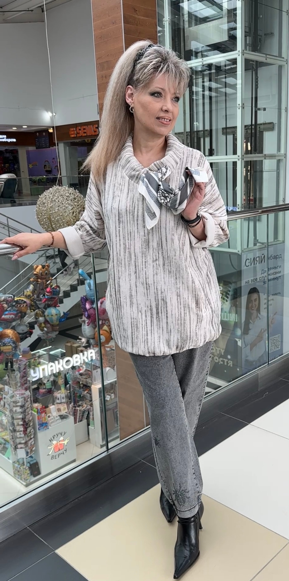 Светлый нарядный блузон-туника с галстуком