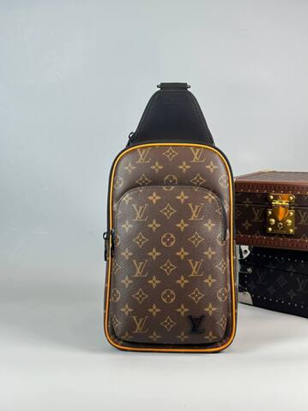 Сумка-слинг Louis Vuitton