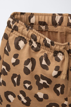 ZARA КОМПЛЕКТ ИЗ ФУТБОЛКИ И ШОРТОВ JOGGING С АНИМАЛИСТИЧЕСКИМ ПРИНТОМ, СВЕТЛО-КОРИЧНЕВЫЙ