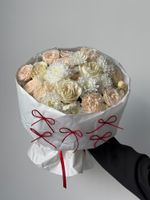 Букет из кустовых пионовидных роз, хризантемы, диантусов и одноголовых роз