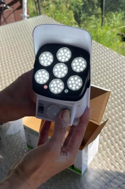 Светильник уличный с датчиком движения / Прожектор светодиодный на солнечной батарее