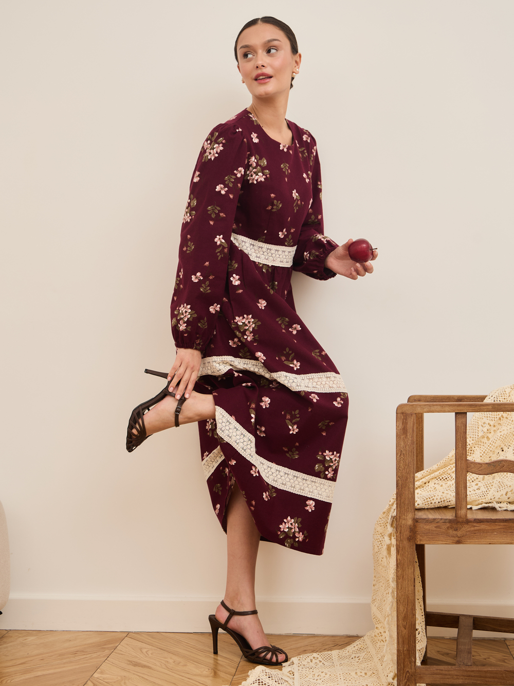 Платье с кружевными вставками