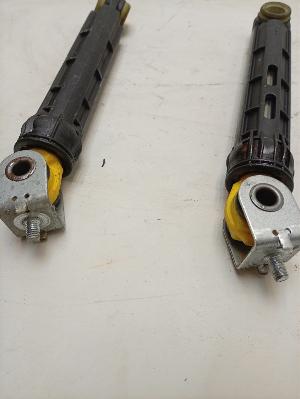 RST703DW кт18 Амортизаторы (комплект) для стиральной машины Indesit Ariston C00303589 б/у