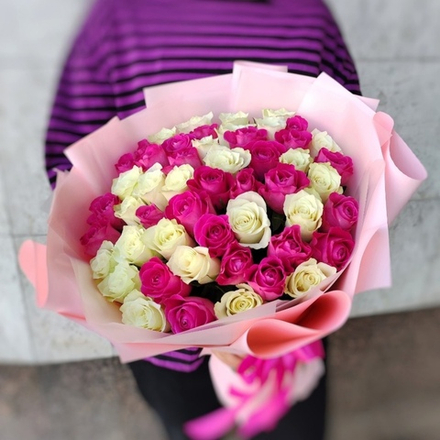 Букет из 51 белых и розовых роз (Кения 40 см)