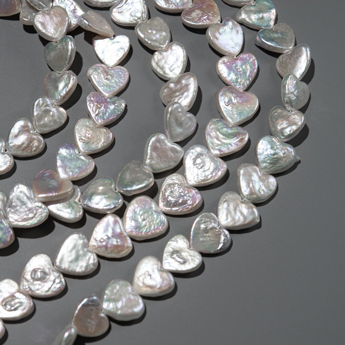 Жемчуг культивированный в форме сердца с продольным отверстием, 11мм, белый