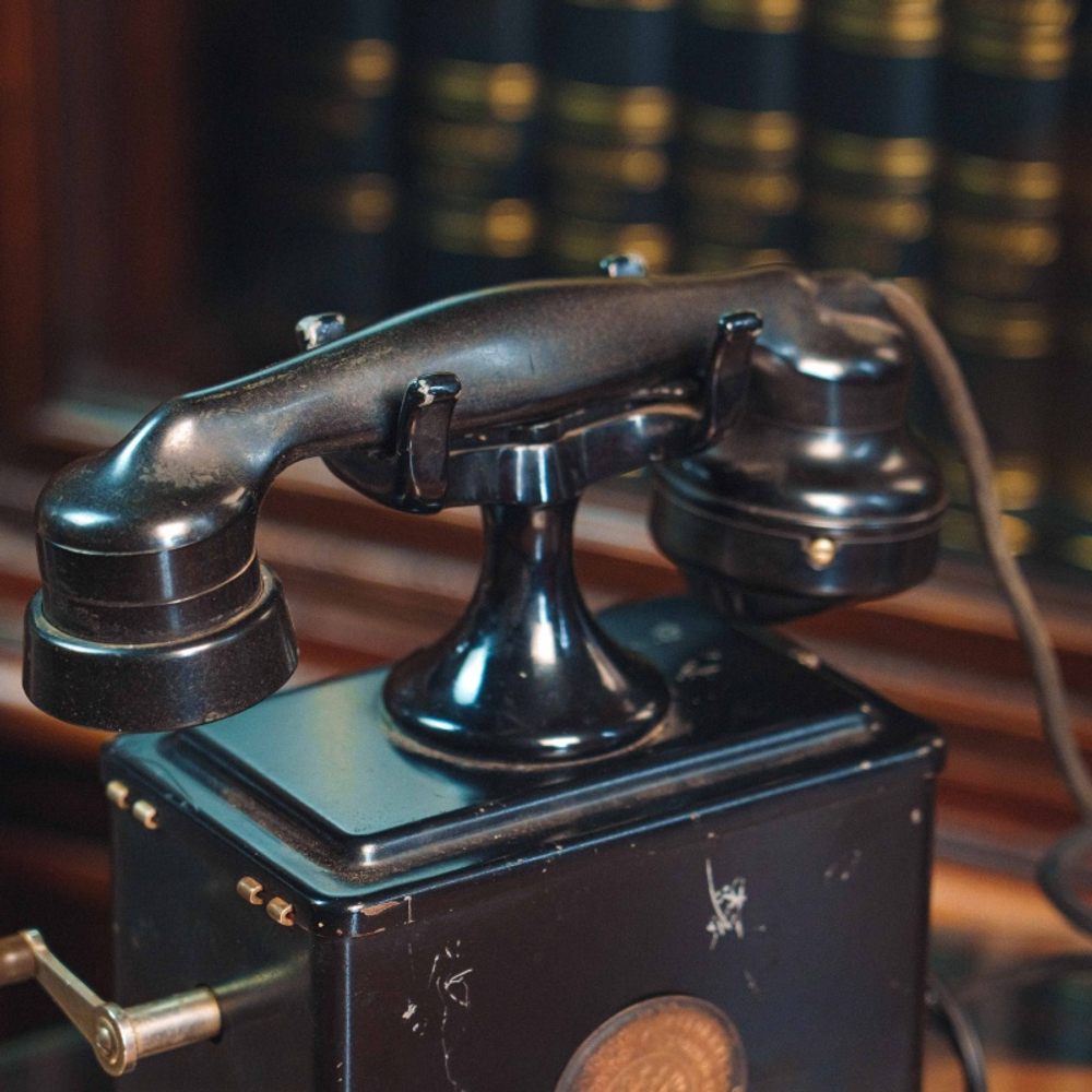 Антикварный телефон