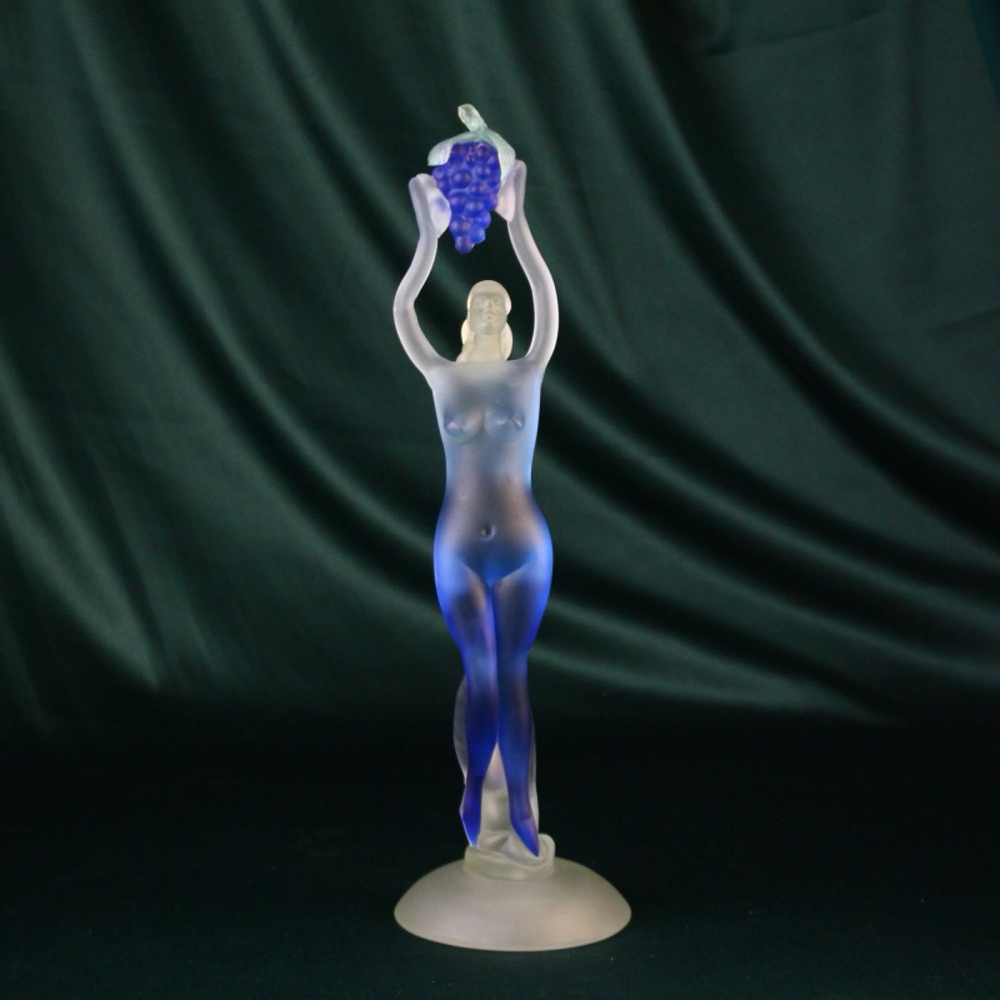 Скульптура "Фигура девушки с гроздью винограда"