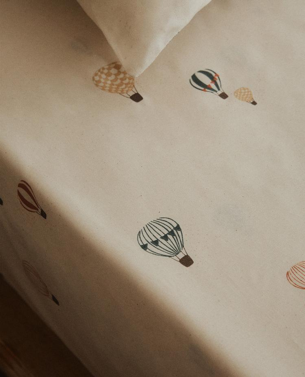 ZARA HOME ДЕТСКАЯ ПРОСТЫНЯ НА РЕЗИНКЕ С ПРИНТОМ, РАЗНОЦВЕТНЫЙ