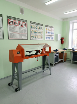 Станок токарный деревообрабатывающий, оснащенный щитком-экраном из оргстекла