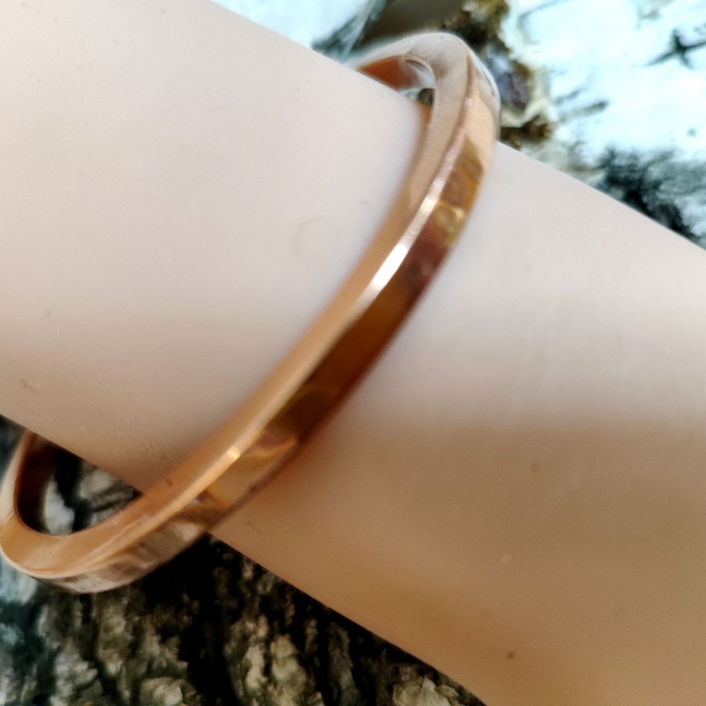 Медный браслет квадратного сечения, жесткий. Длина 19 см.