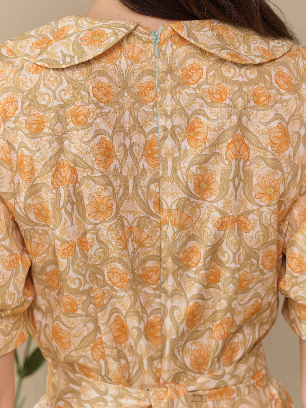 Платье с отложным воротником