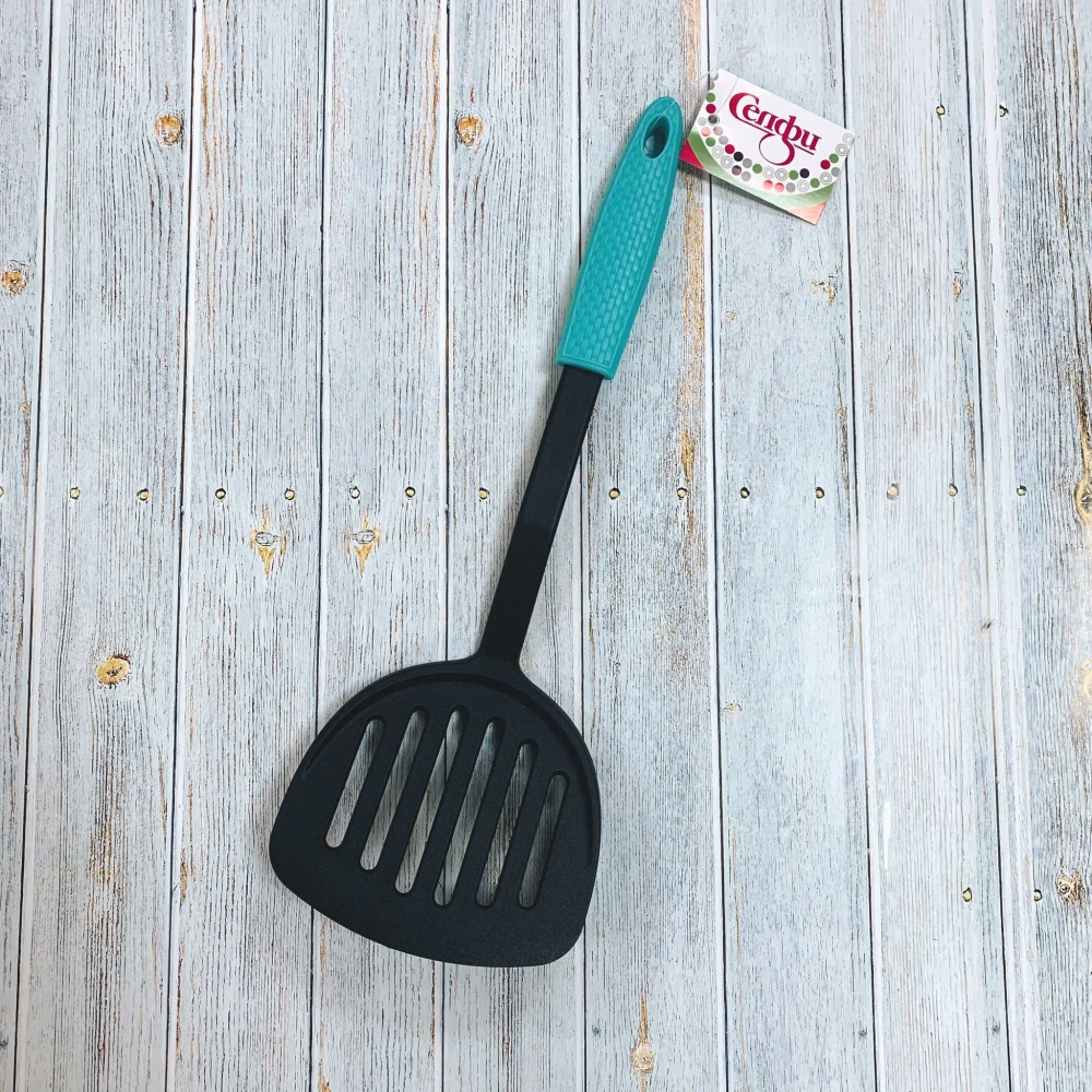 Лопатка кухонная пластиковая с прорезями «Гурман» широкая