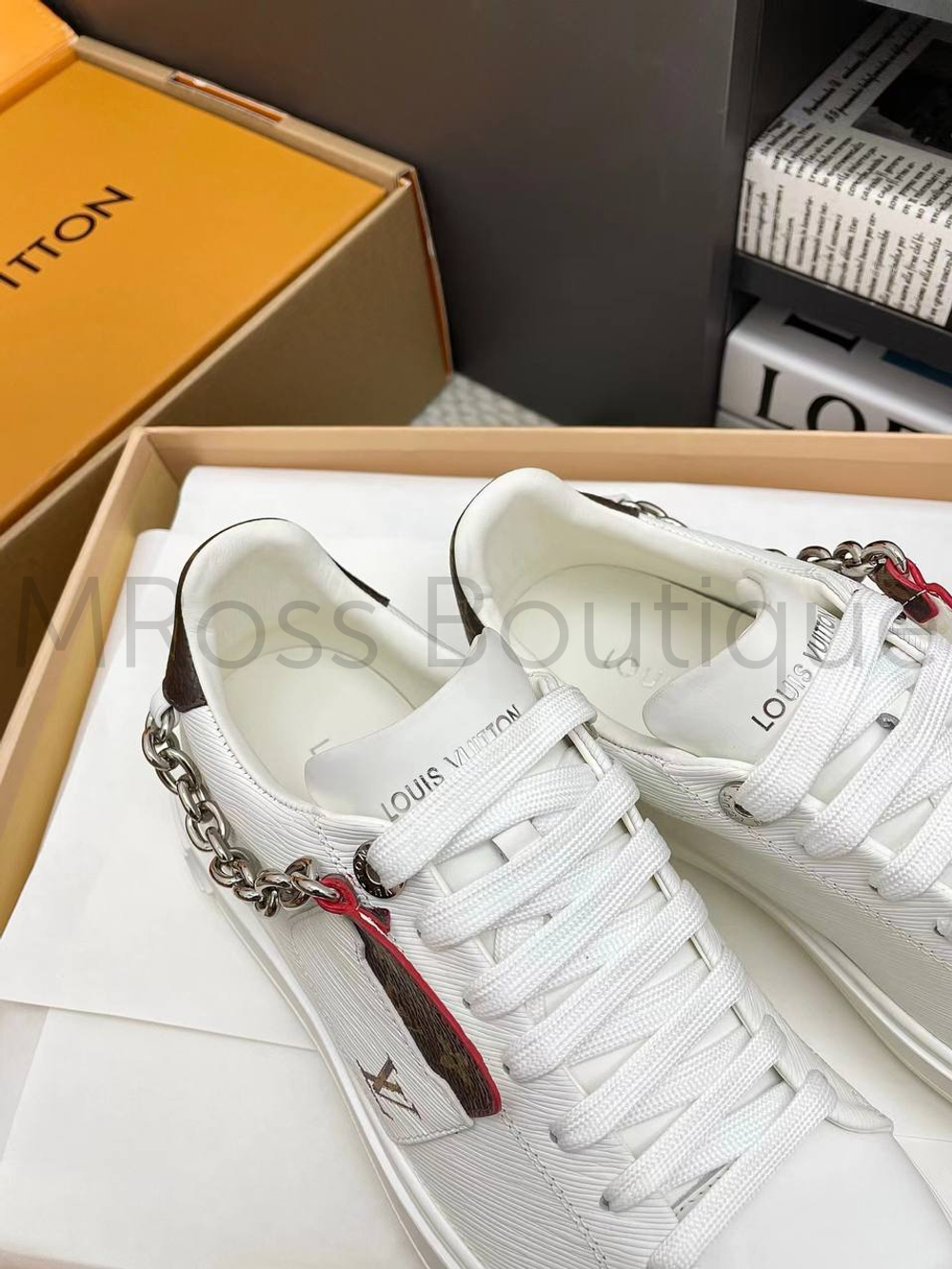 Женские кеды Louis Vuitton Time Out в белом цвете с цепью