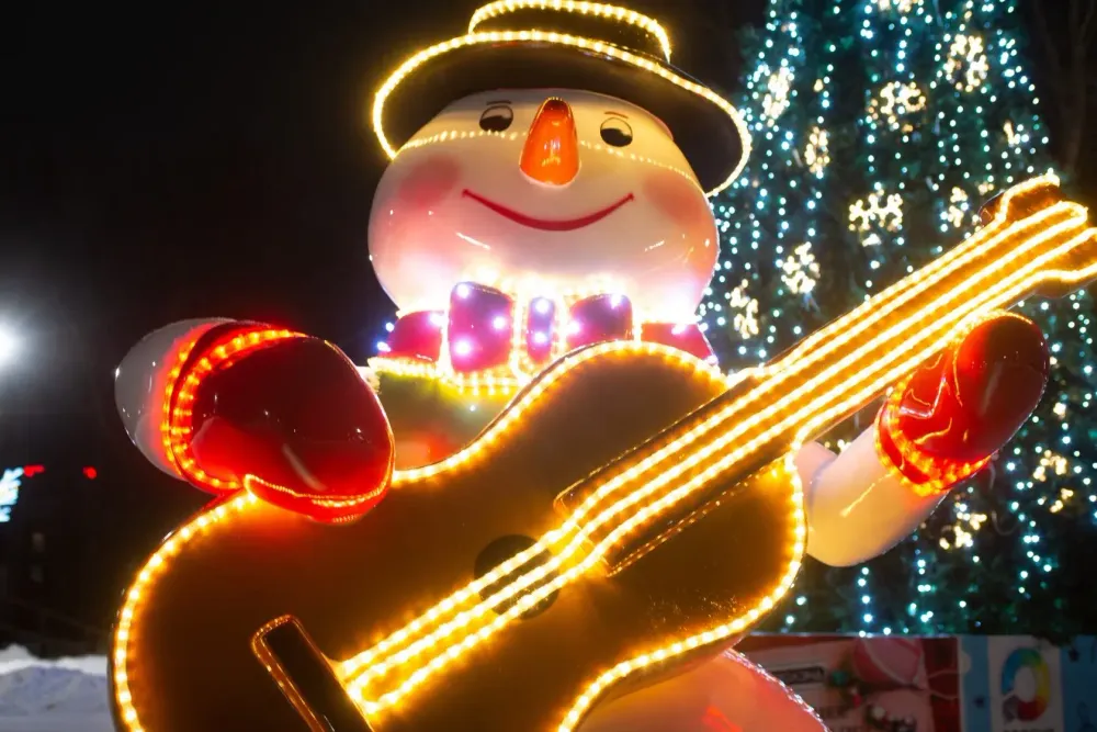 Уличная фигура "Снеговик с гитарой"