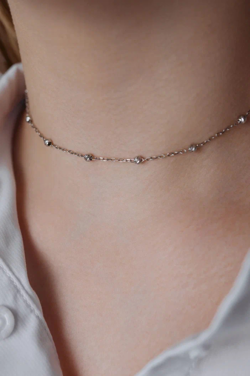 Колье-чокер "QUIET LUXURY" с шарами и алмазными гранями в серебре