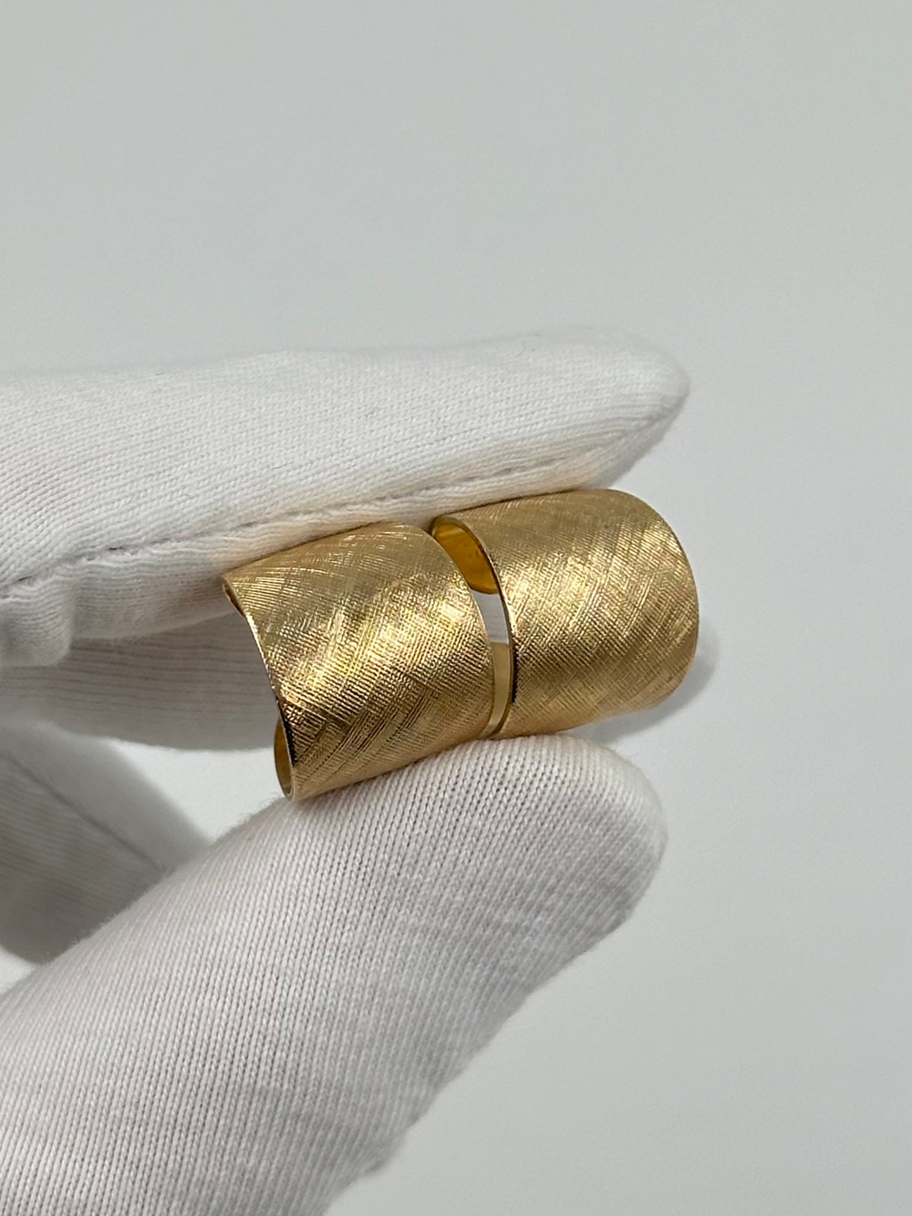 Серьги кольца с брашировкой