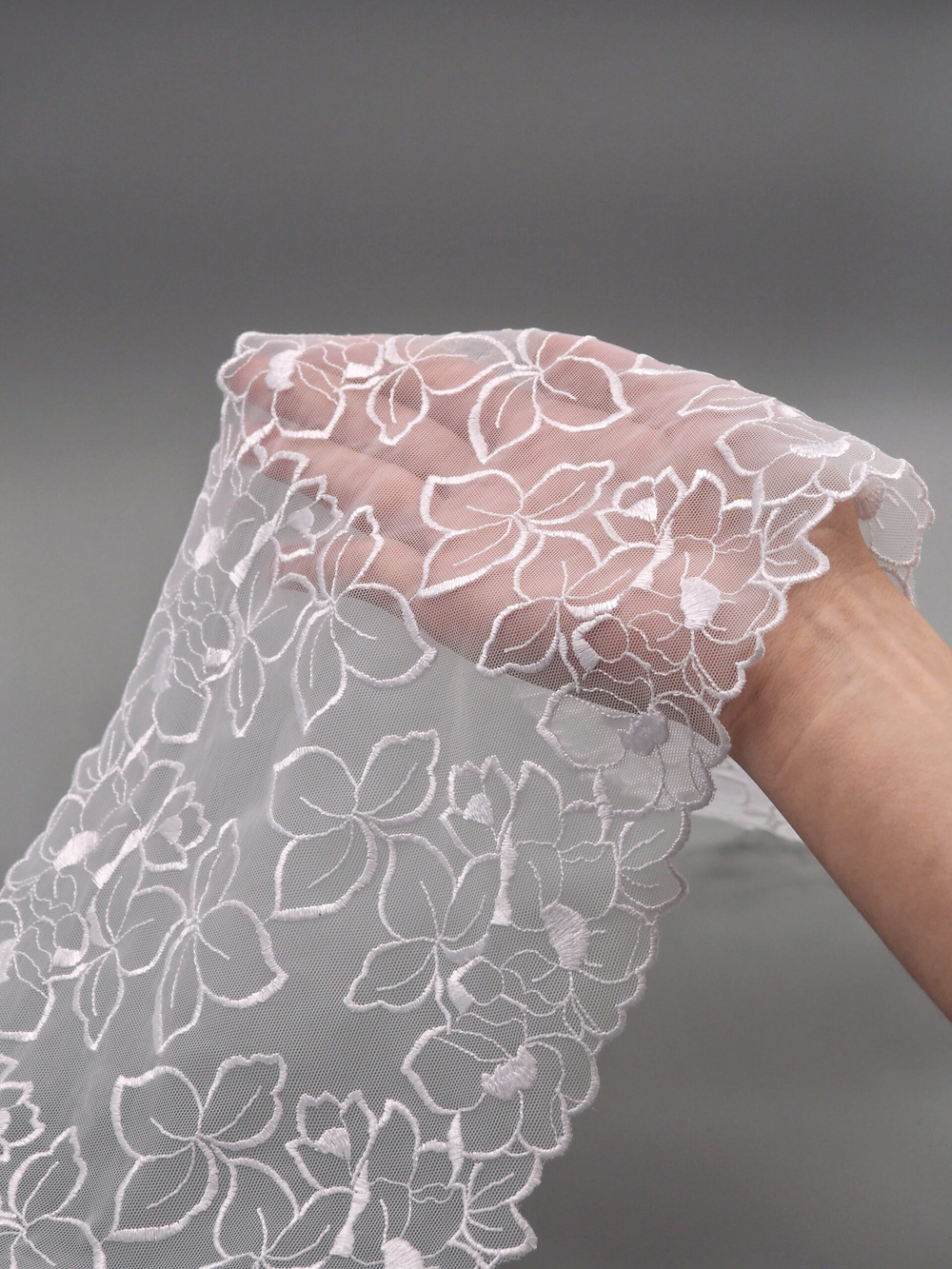 Вышивка на сетке жемчужно-белая эластичная ширина 18,5 см ОТРЕЗЫ