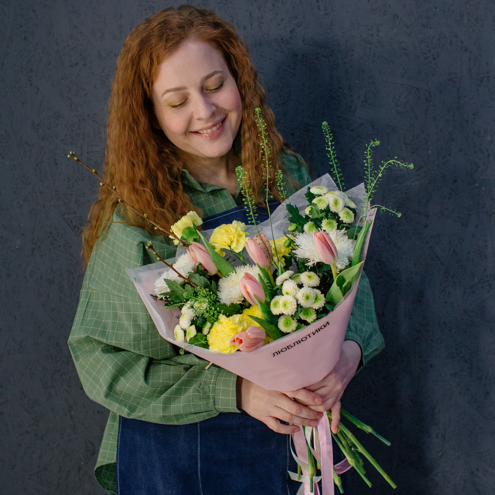 132. Весенний стойкий букет с тюльпанами и ветками вишни